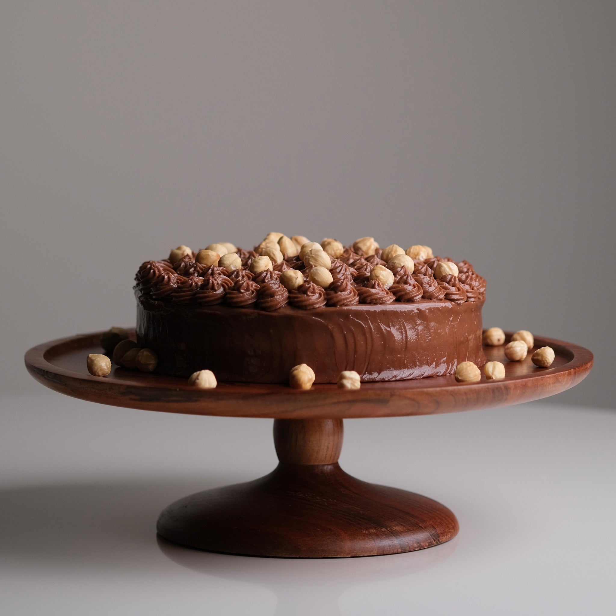 Chocolate Round Hazelnut Praline Cake, Packaging Type: Box, Weight: 1 kg